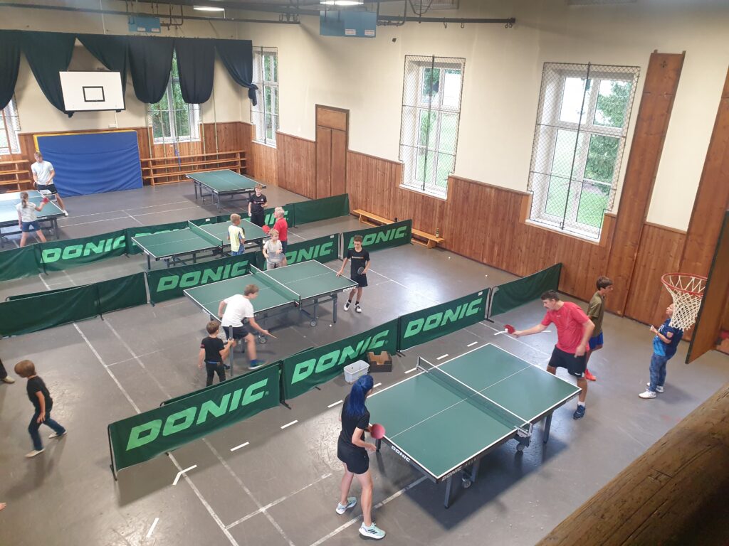 Trainingseinheit: mehrere Spieler die Tischtennis spielen